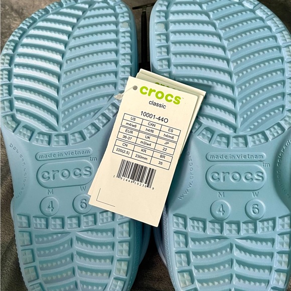 Classic Crocs - Picture 2 of 6